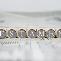 Drewniane klocki z literami tworzą słowo "TESTAMENT", symbolizując prawo dziedziczenia i testament.
