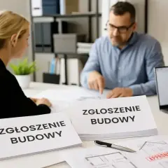 Kobieta i mężczyzna omawiają dokumenty "Zgłoszenie budowy", zgodnie z art. 29 prawa budowlanego. Na stole plany i laptop.
