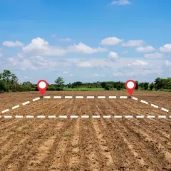 Działka rolna z zaznaczonymi punktami. Zastanawiasz się, ile kosztuje przekształcenie działki rolnej na budowlaną?