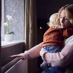 Kobieta tuli dziecko, sprawdzając dłonią zimny kaloryfer. Czy należy jej się odszkodowanie za zimno w mieszkaniu?
