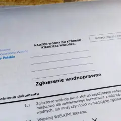 Dokument "Zgłoszenie wodnoprawne" z logo Wód Polskich. Wypełnij wniosek o pozwolenie wodnoprawne.