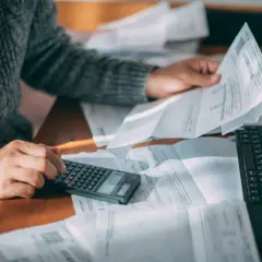 Ile zarabia deweloper? Od milionów zysku po pensje 100 000 zł