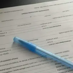 Umowa darowizny samochodu. Dokument określa, kto płaci podatek od darowizny, czyli kto jest obdarowanym.