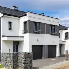 Nowoczesne domy szeregowe, idealne do kupna mieszkania. Elegancka architektura, biało-szare elewacje, garaże.