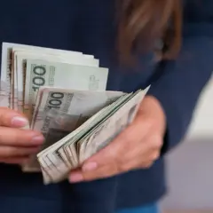 Ręce liczą banknoty 100 zł. To miła darowizna od siostry na nowy projekt.