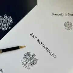 Akt notarialny, długopis i godło Polski. Dokumenty kancelarii notarialnej, przygotowane do podpisania darowizny od obcej osoby.