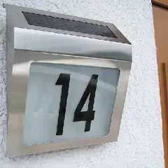 Nowy, nowoczesny numer domu 14 zasilany energią słoneczną, ułatwiający nadanie numeru domu.
