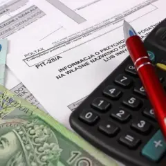 Formularz PIT-28/A, kalkulator i polskie banknoty. Przygotowanie do rozliczenia najmu.