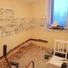 Remont kuchni w toku. Rozkute ściany, gruz na podłodze i narzędzia. To chyba kara za przeniesienie kuchni.