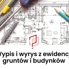 Narzędzia budowlane na tle planu architektonicznego, symbolizujące pracę z **katastrem** i dokumentacją nieruchomości.