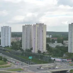 Wysokie bloki mieszkalne, ruchliwa droga z samochodami i zielone tereny. Zarządca przymusowy wspólnoty mieszkaniowej dba o porządek w takich miejscach.