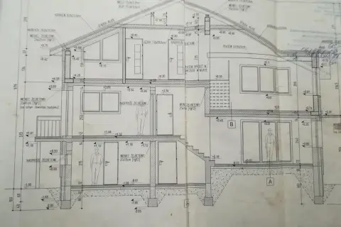 Przekrój budynku z widocznymi elementami konstrukcyjnymi, jak liczyć kondygnacje.