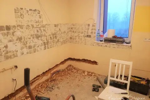 Remont kuchni w toku. Rozkute ściany, gruz na podłodze i narzędzia. To chyba kara za przeniesienie kuchni.