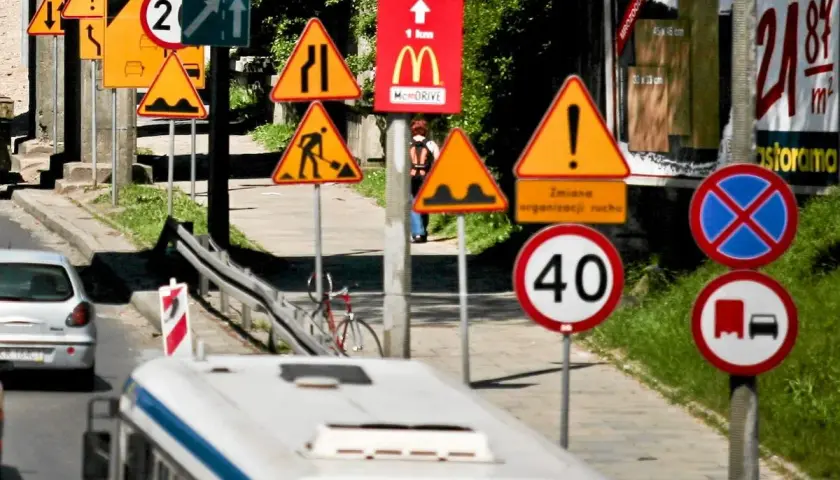 Kto stawia znaki drogowe na osiedlu? Poznaj swoje prawa!