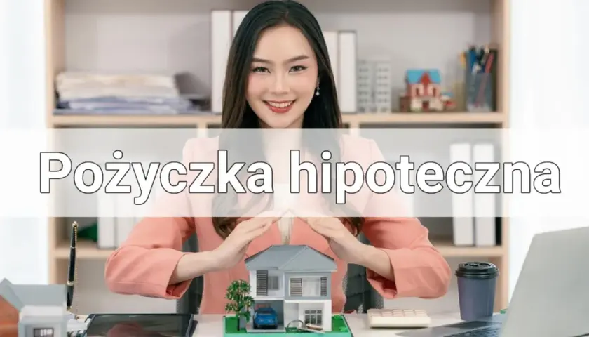 Uśmiechnięta kobieta chroni dłońmi model domu, symbolizując bezpieczeństwo i marzenia o własnym lokum. Pożyczka hipoteczna może pomóc je zrealizować.