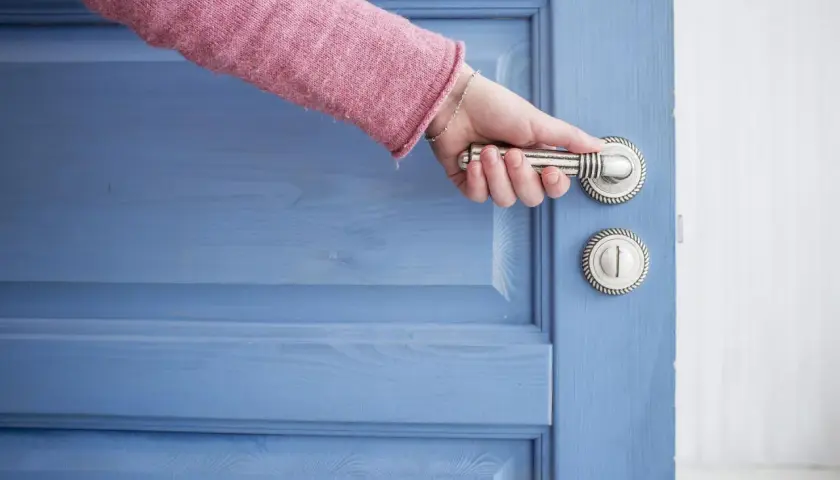 Jak wyciszyć drzwi wejściowe w bloku? Sprawdzone metody DIY!