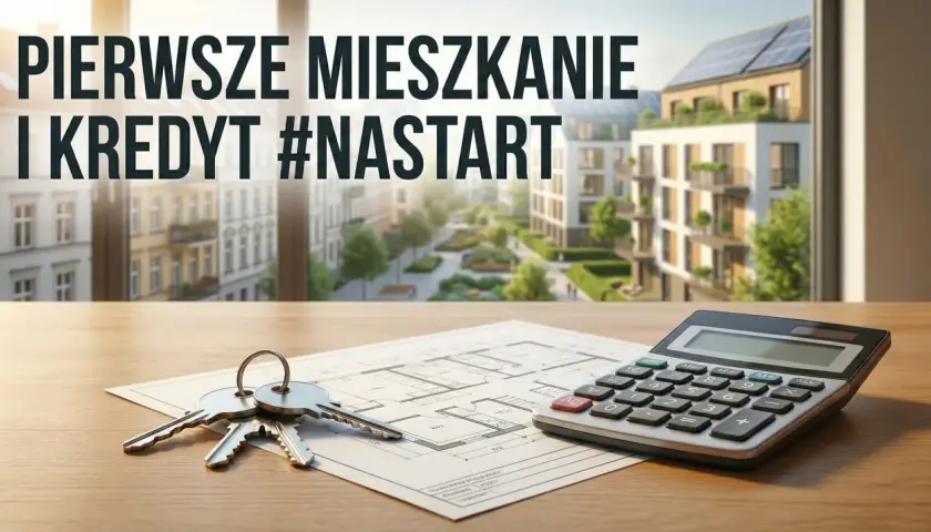 Klucze, kalkulator i plan mieszkania na stole. Napis "Pierwsze mieszkanie i kredyt #NASTART" sugeruje, że to materiał o kredyt dla młodych 2026.