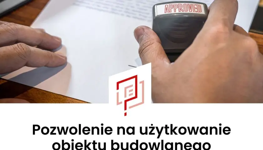 Ręka z pieczątką "APPROVED" nad dokumentem. Oznacza to uzyskanie pozwolenia na użytkowanie obiektu budowlanego.