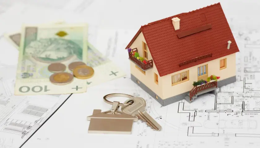 Model domu, klucze, pieniądze i plany architektoniczne. To wszystko składa się na kosztorys inwestorski.