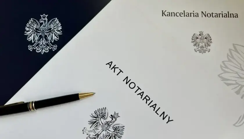 Akt notarialny, długopis i godło Polski. Dokumenty kancelarii notarialnej, przygotowane do podpisania darowizny od obcej osoby.