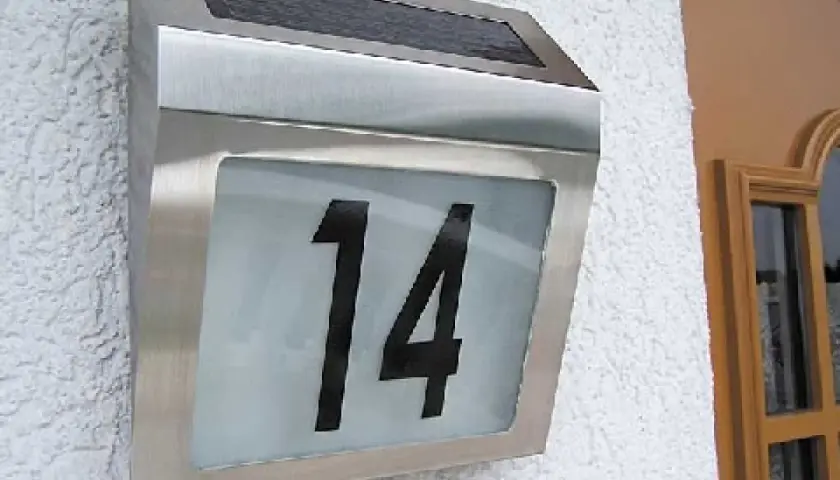 Nowy, nowoczesny numer domu 14 zasilany energią słoneczną, ułatwiający nadanie numeru domu.
