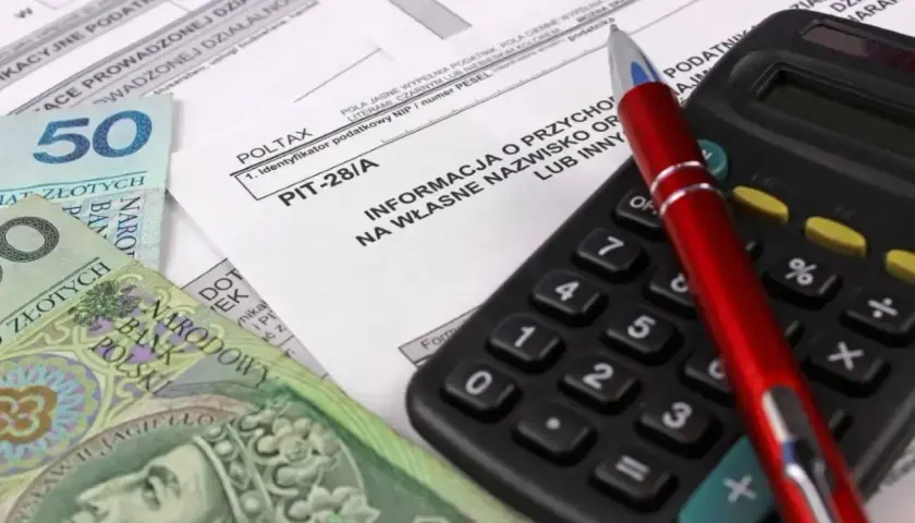 Formularz PIT-28/A, kalkulator i polskie banknoty. Przygotowanie do rozliczenia najmu.