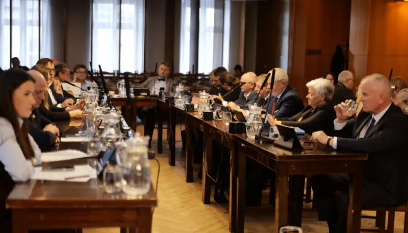Ile zarabia przewodniczący rady osiedla? Dieta, kwoty, zasady