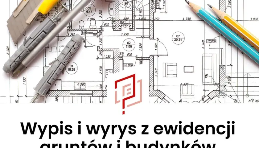 Narzędzia budowlane na tle planu architektonicznego, symbolizujące pracę z **katastrem** i dokumentacją nieruchomości.