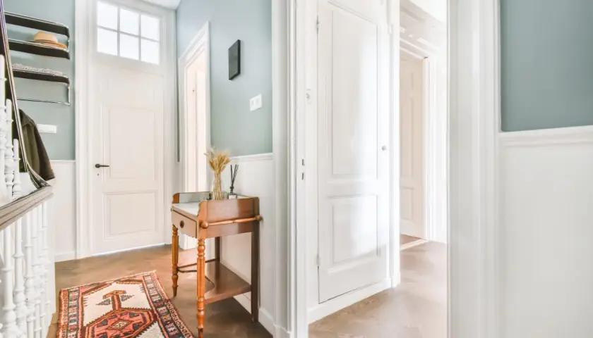 Jaki kolor do przedpokoju w bloku? Optyczne triki i trwałe farby