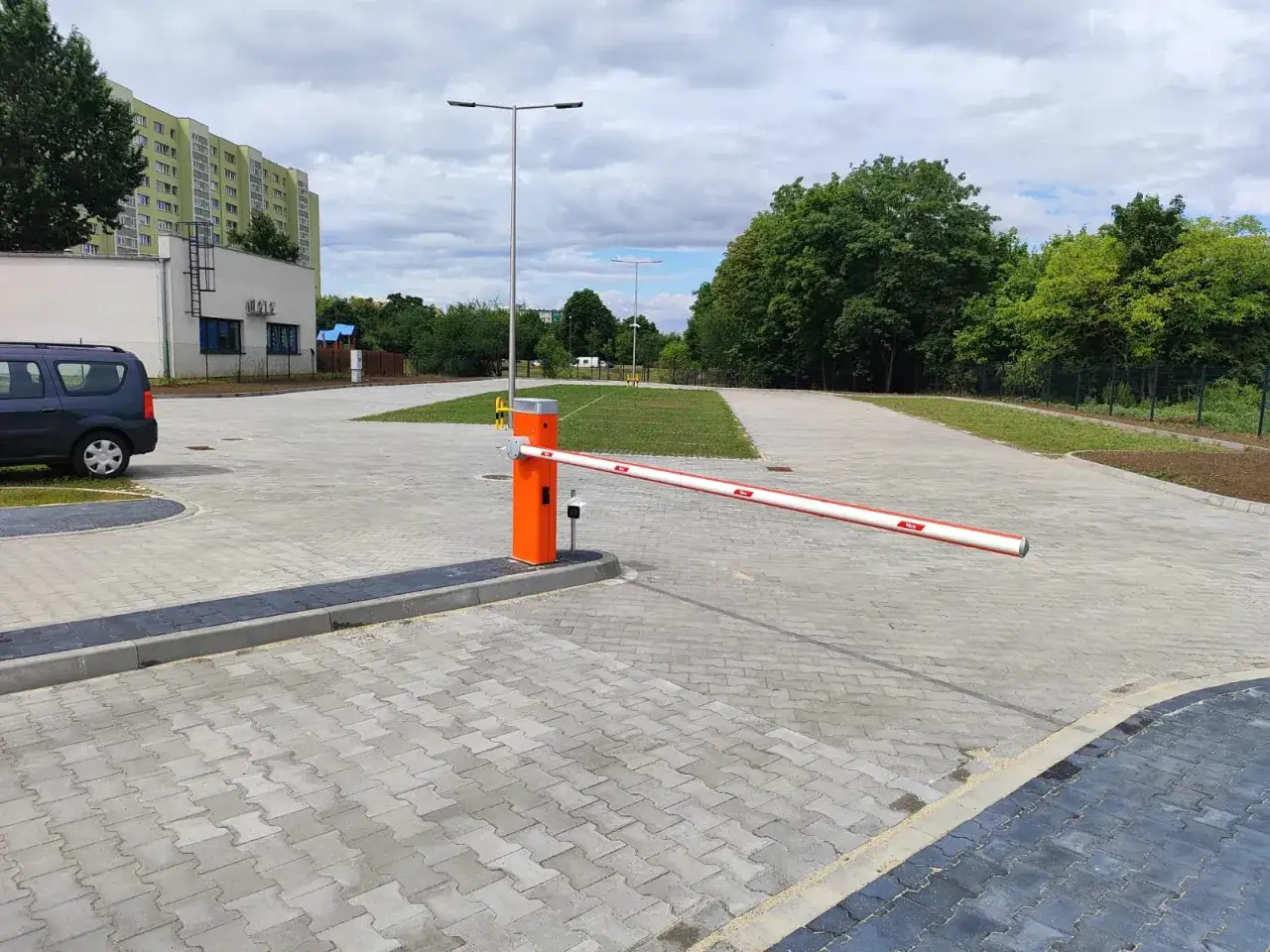Nowy parking z szlabanem, idealny na pismo do spółdzielni w sprawie parkingu.