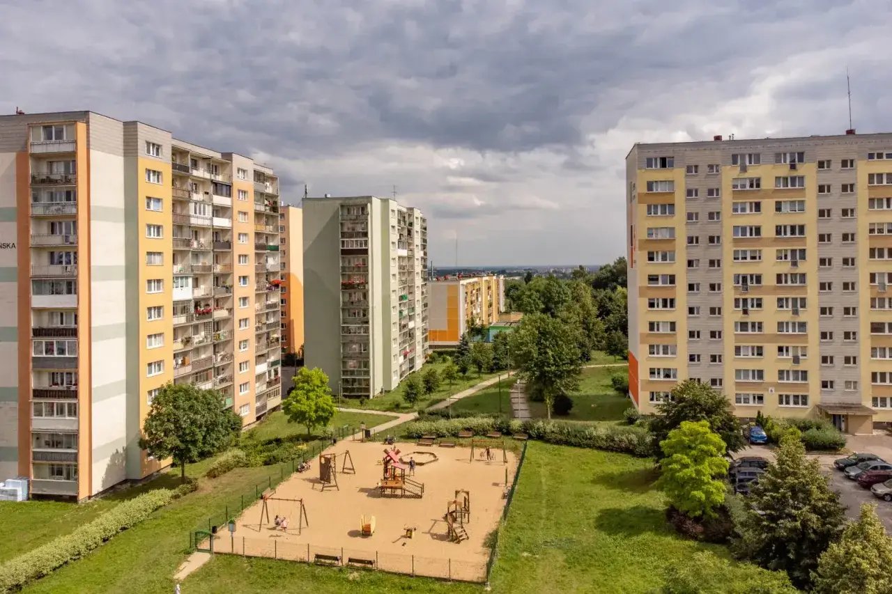 Osiedle z blokami mieszkalnymi i placem zabaw. Spółdzielnia mieszkaniowa nie chce naprawić zniszczonego ogrodzenia placu zabaw.