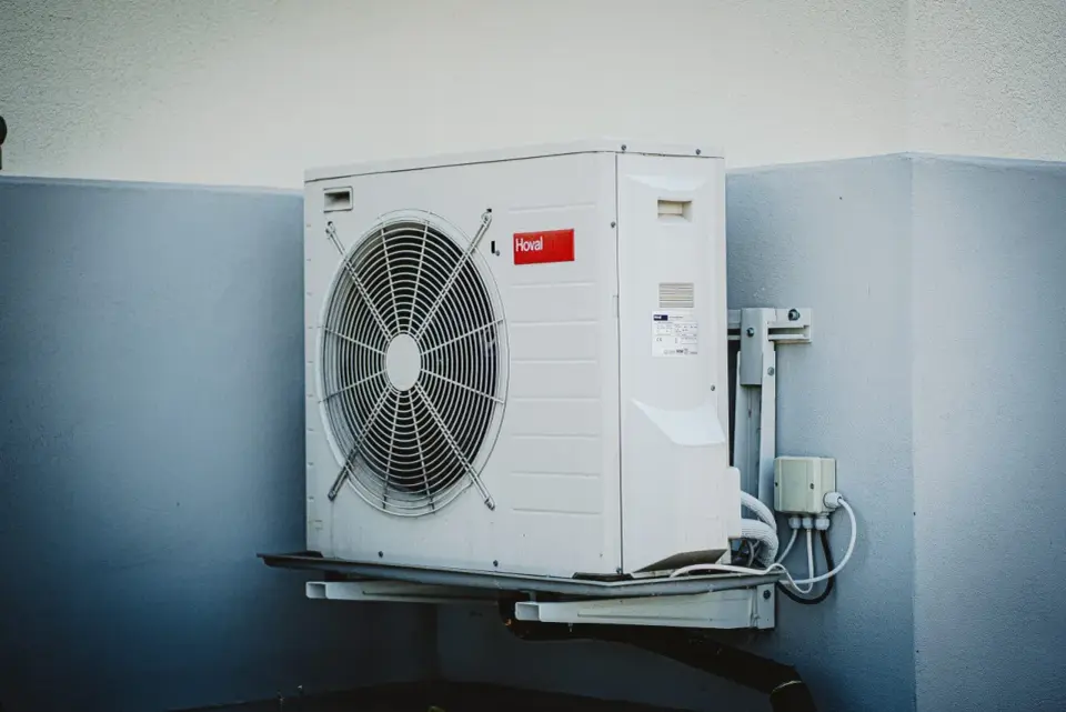 Klimatyzacja na balkonie bez zgody wspólnoty - co wolno?